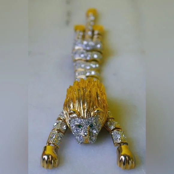 Rhinestone Gold Tone Articulated Lion Brooch - Picture 12 of 16